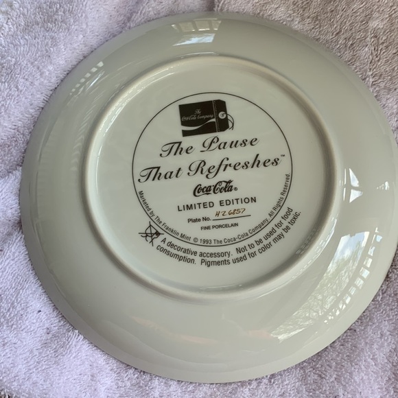 THE PAUSE THAT REFRESHES™ The Franklin Mint COCA-COLA SANTA PLATE - Picture 2 of 3